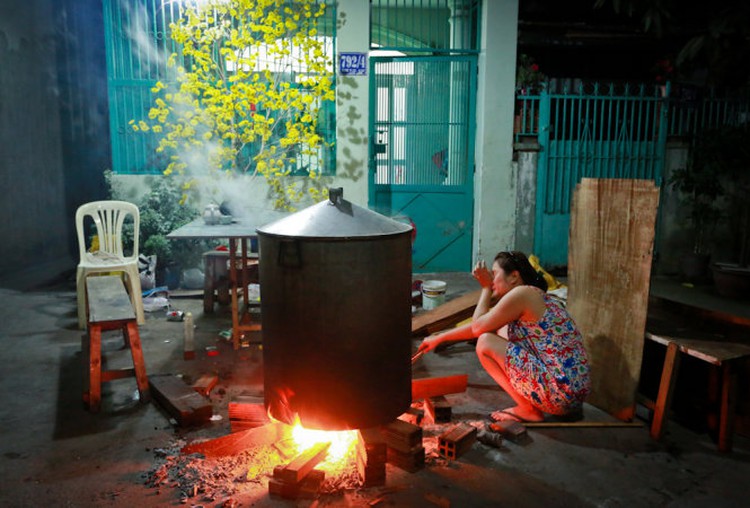 Saigon people stay up whole night cooking traditional Tet cakes (photos)
