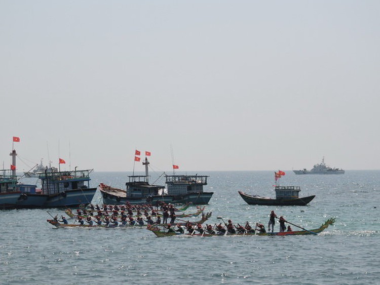 Vietnam island holds centuries-old boat race