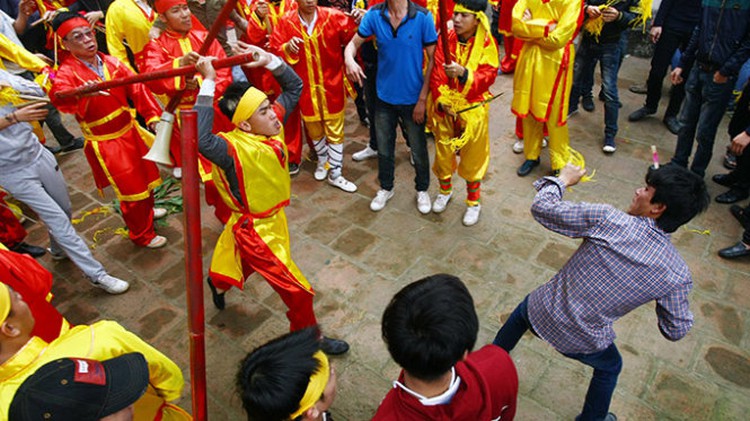 Spring fests in Vietnam turn ugly with brawling, jostling (photos)