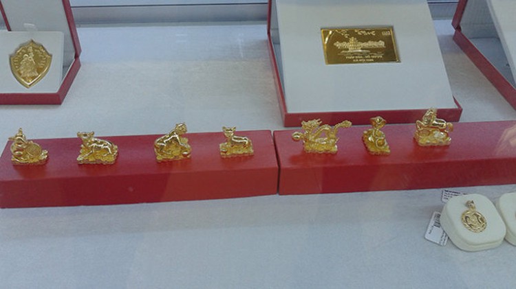 On God of Wealth’s day, Vietnamese hunt for animal-shaped gold