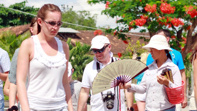 District in central Vietnam to reward those reporting littering, tourist bothering