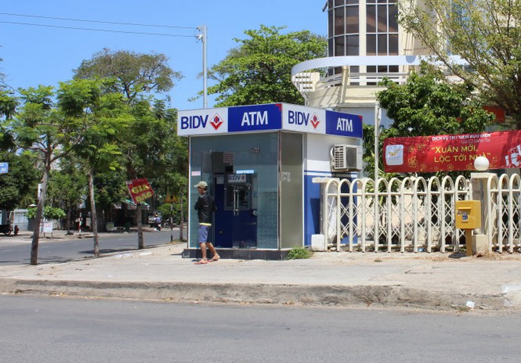 Vietnam detains French citizen for allegedly using fake credit card to steal money