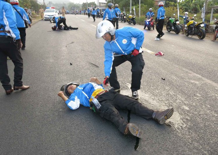 Motorcycle escort dies while on duty in sport event in Vietnam (video)