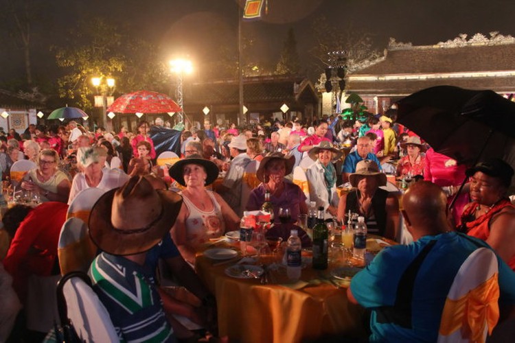 1,000 foreign tourists treated to royal pleasures in Vietnam’s Hue palace