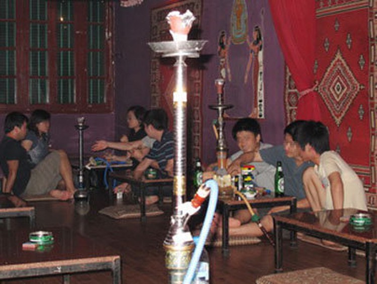 More young Vietnamese hooked on shisha amid health warnings