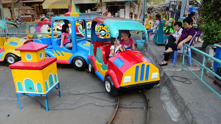 Hazards from games for children at funfairs in Vietnamese parks