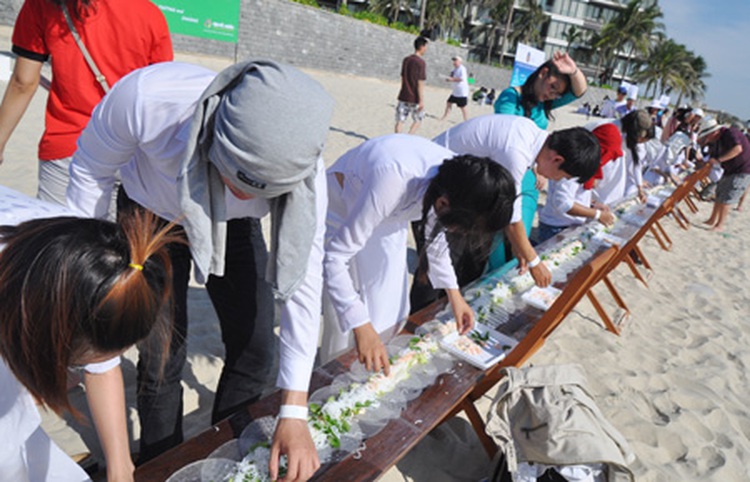 Salad roll created in central Vietnam recognized as world’s longest