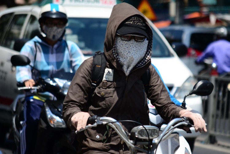 Ho Chi Minh City residents shun the sun as summer approaches (photos)