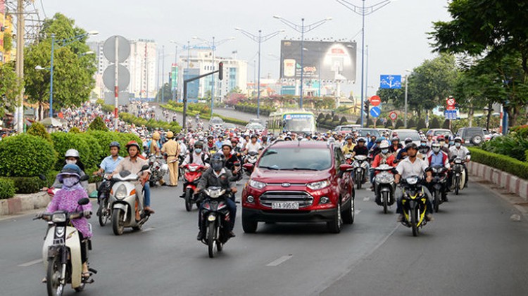 Sharing lanes with trucks imperils motorcyclists in Ho Chi Minh City