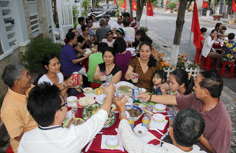 Vietnam’s Da Nang gives residents cash to celebrate liberation from American rule