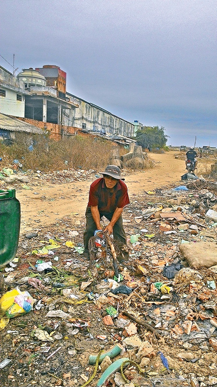 Meet these men who don’t mind collecting garbage to clean beaches in Vietnam