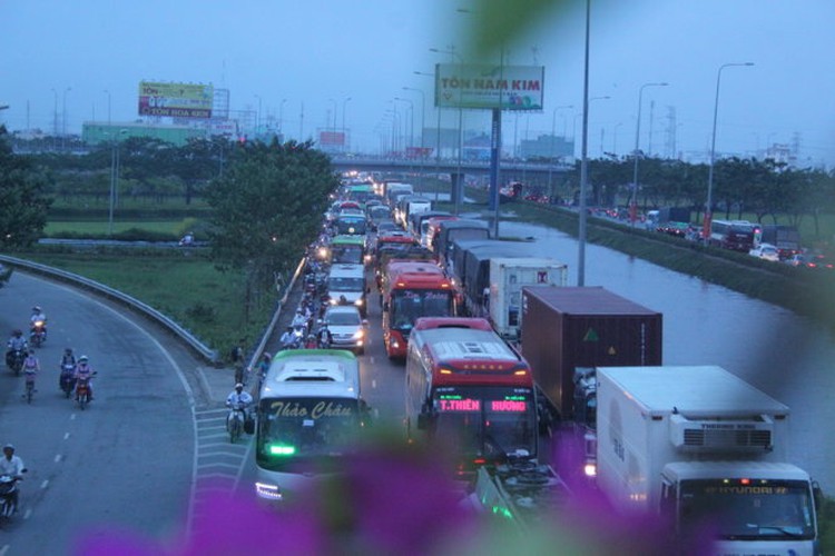 Trucks avoid Ho Chi Minh City-Trung Luong expressway, skip expensive road toll