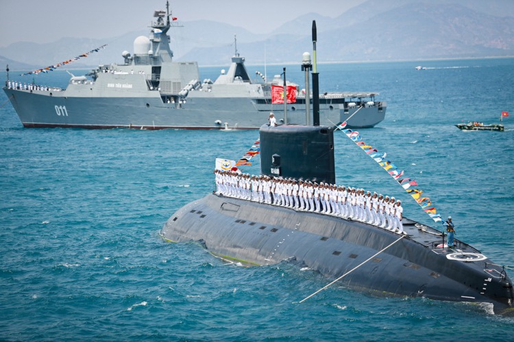 Vietnam People’s Navy marks 60th founding anniversary with parade at military port