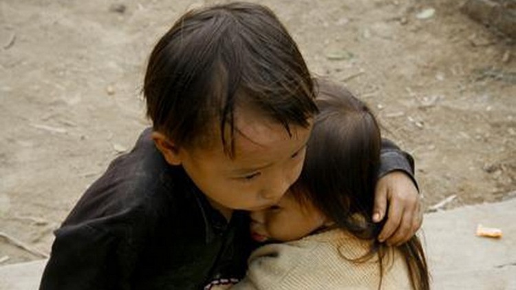 False caption turns viral photo of Vietnamese kids into Nepalese quake victims