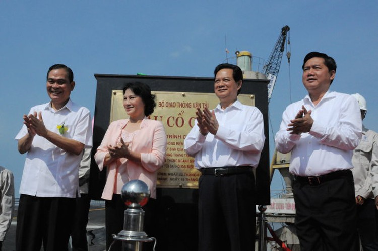 Newly opened bridge cuts travel time from Mekong Delta province to Saigon