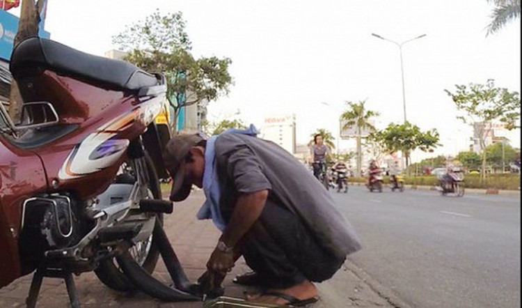 Cheats at motorbike pumps on Ho Chi Minh City sidewalks