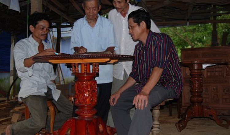Carpenters revive craft of making self-turning tables in central Vietnam
