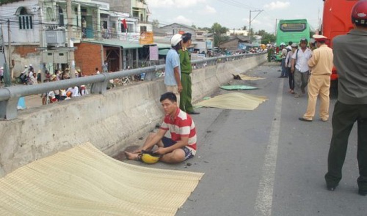 Hidden perils posed by markets located beneath bridges in Vietnam