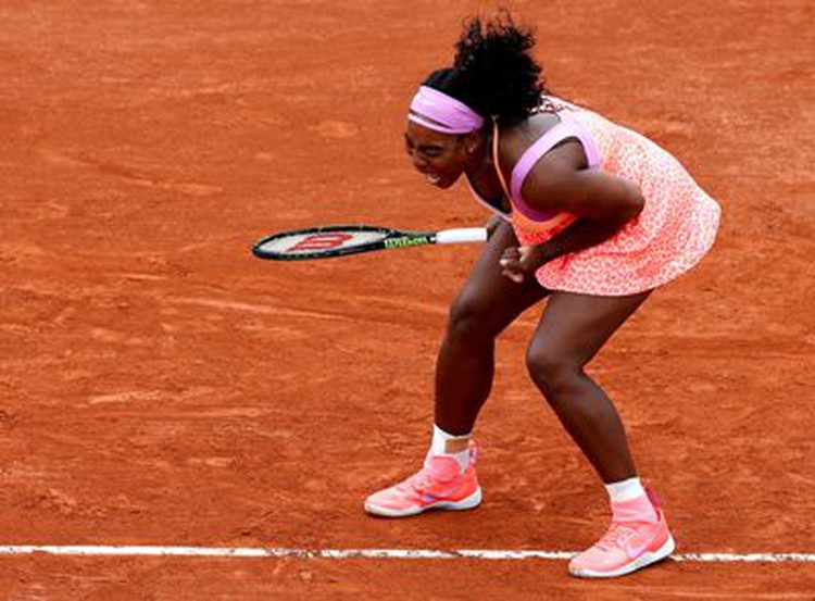 Serena Williams survives scare to reach French Open third round
