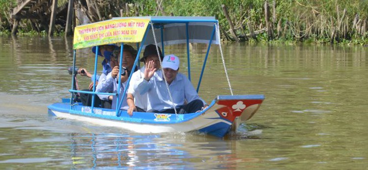 Vietnamese farmers make solar-powered boat
