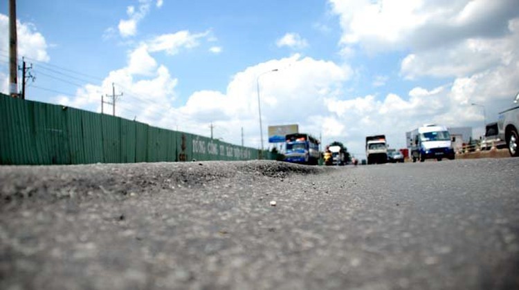 Heat wave allegedly drives Vietnam highway sections to subside