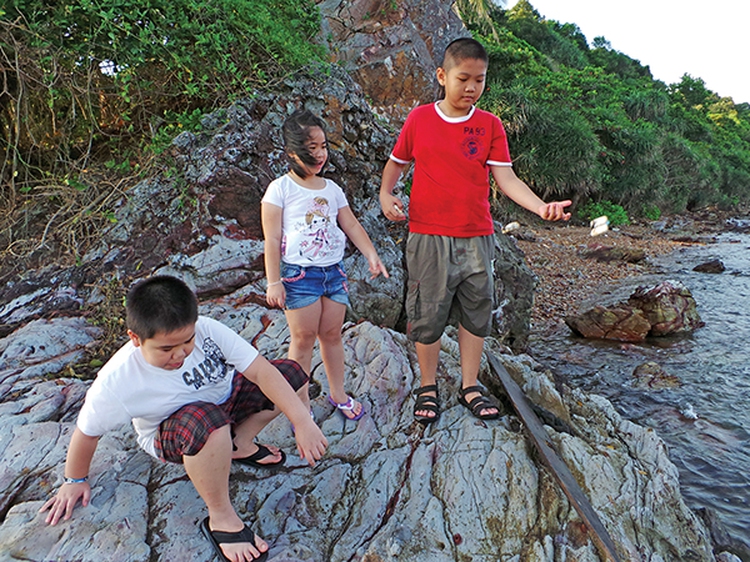 Vietnamese parents organize tours for children to help them mature