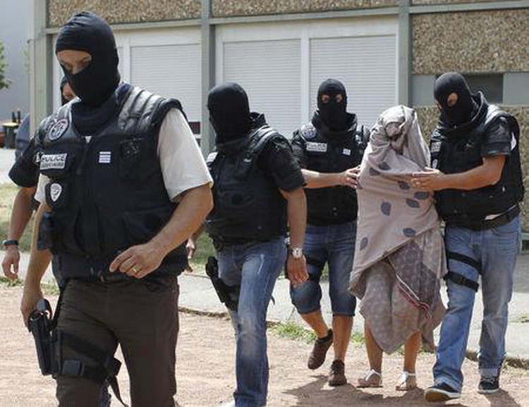 French police investigate beheading suspect's 'selfie' - source