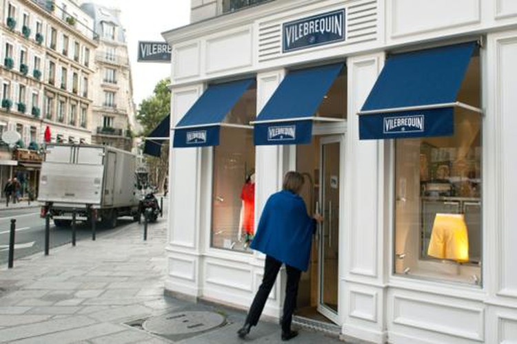 Bikini bandits charged after hot pursuit through Paris