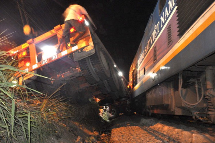 Railway safety threatened by streets crossing in Vietnamese cities
