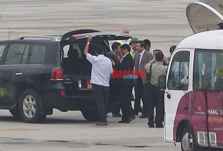Vietnam’s defense minister Phung Quang Thanh arrives in Hanoi, ending death rumors