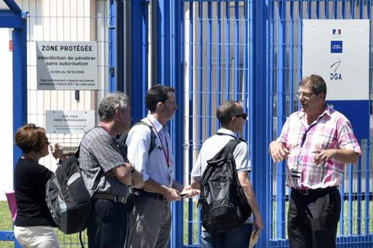 Probe of suspected MH370 plane part begins in France