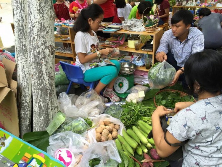 Vietnam parents want children to learn about money through part-time summer jobs