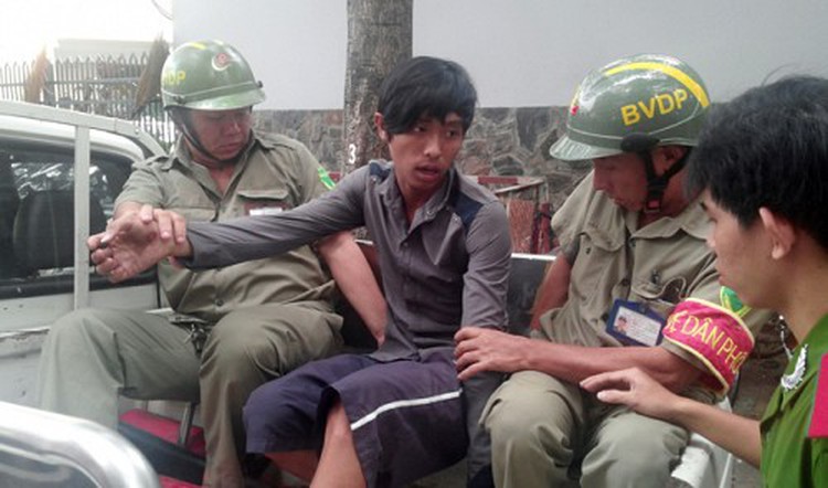 Two jailed for snatching American tourist’s bag in Vietnam