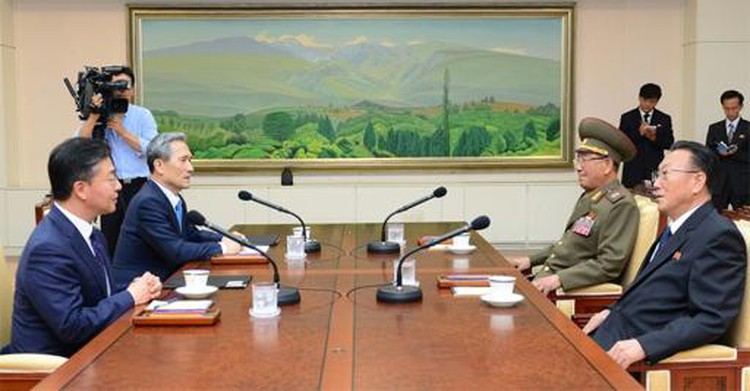 Koreas resume crisis talks, Seoul says North deploys more weapons