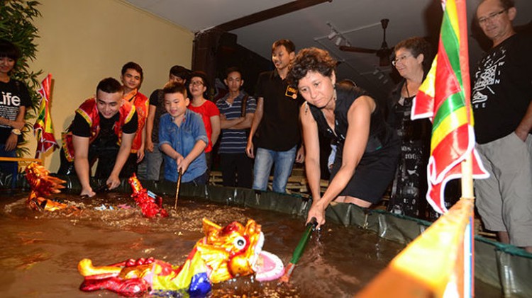 Flight attendant offers free water puppetry at Ho Chi Minh City eatery