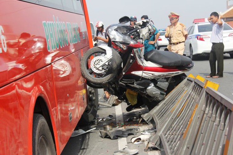 One dies in serious bus accident in Ho Chi Minh City