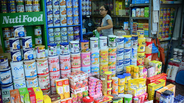 Vietnamese customers continue drinking expensive milk despite declining global price