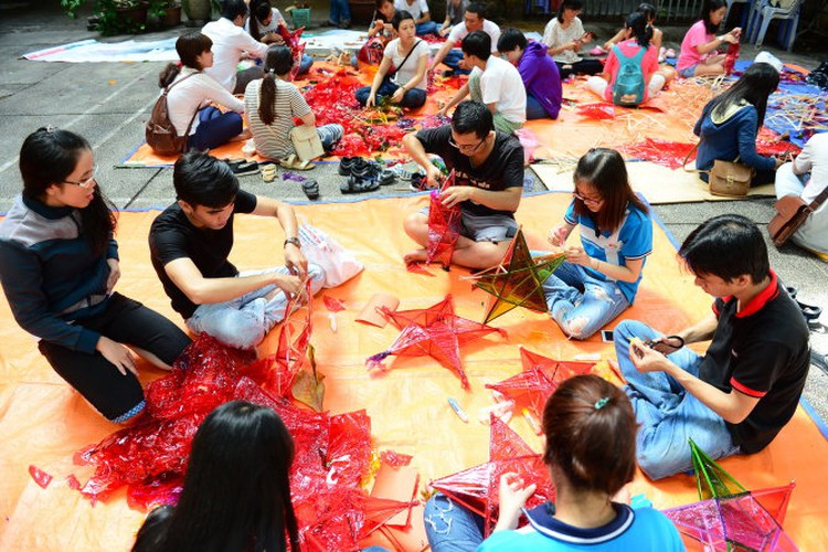 Ho Chi Minh City volunteer groups bring poor children Mid-Autumn Fest joy