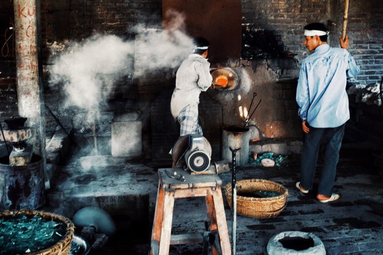 Have you ever wondered how your Hanoi ‘bia hoi’ glass is made?