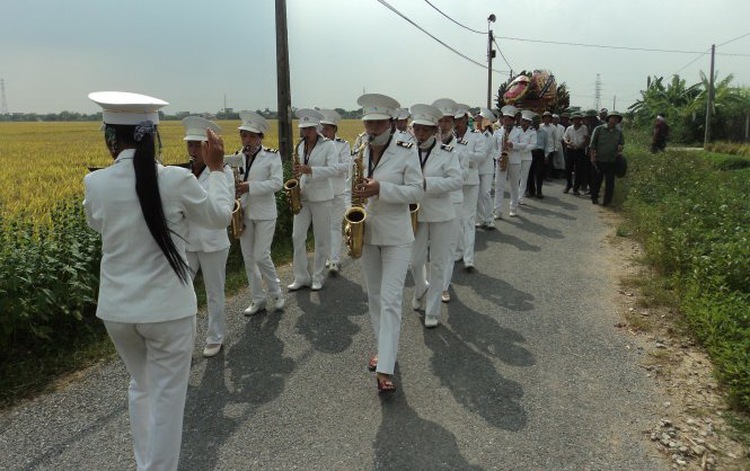 Funeral music in Vietnam: All-female band plays Western-style brass instruments