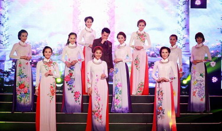Women and flowers: Happy Vietnamese Women’s Day!