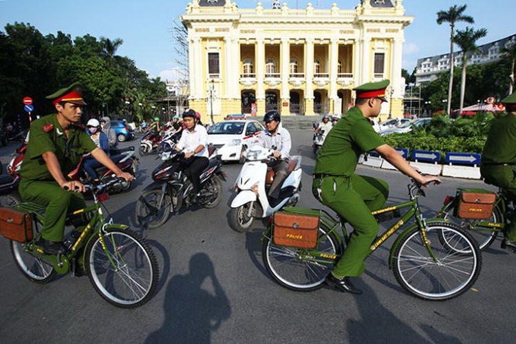 Hanoi people embrace bicycle police