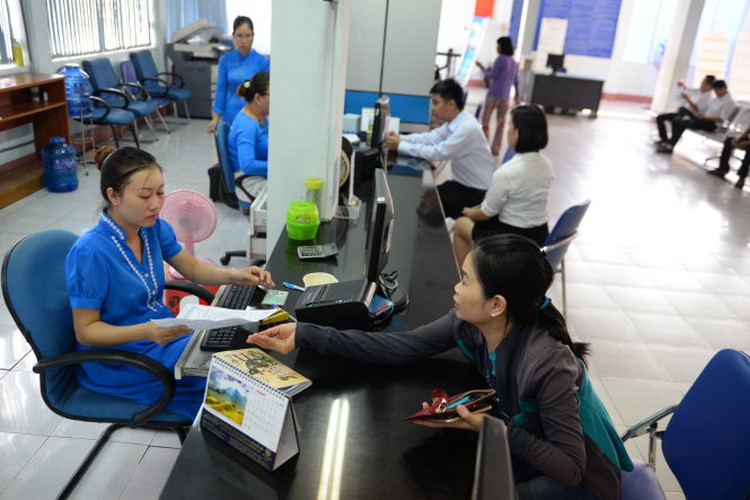 Train passengers forced to buy long-range tickets for short trips during Tet