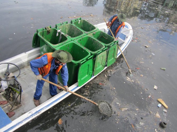 Up to 14 tons of trash dumped daily into Ho Chi Minh City iconic canal: Env. Dept
