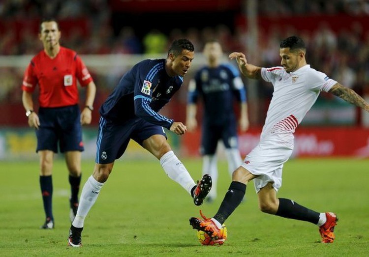 Real lose as Barca move to the top of La Liga