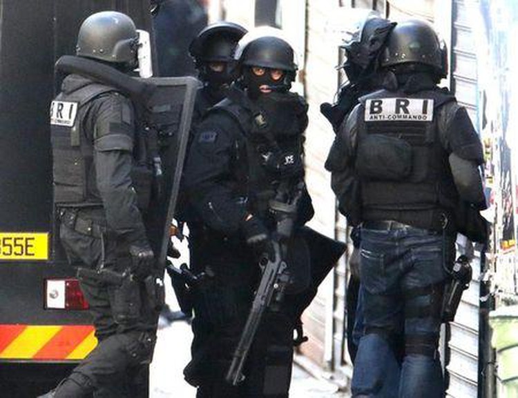 Suspects had planned attack on Paris business district - sources