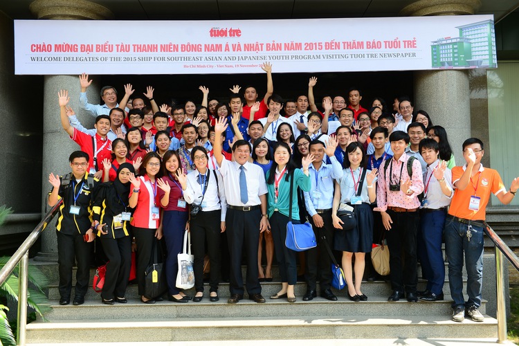 Southeast Asian youths tour Tuoi Tre office during Ho Chi Minh City trip