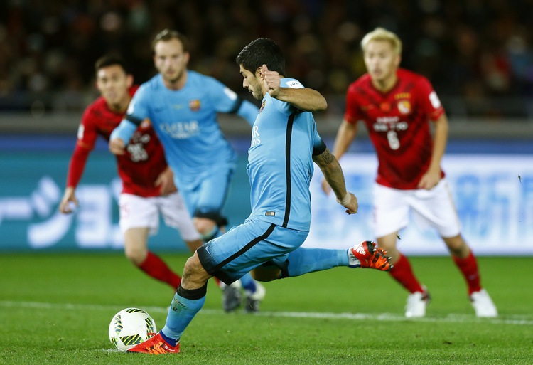 Suarez scores hat-trick as Barcelona stroll into final