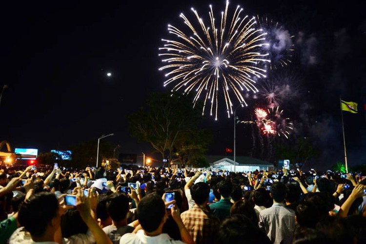 Vietnam welcomes New Year with elation, glittering fireworks