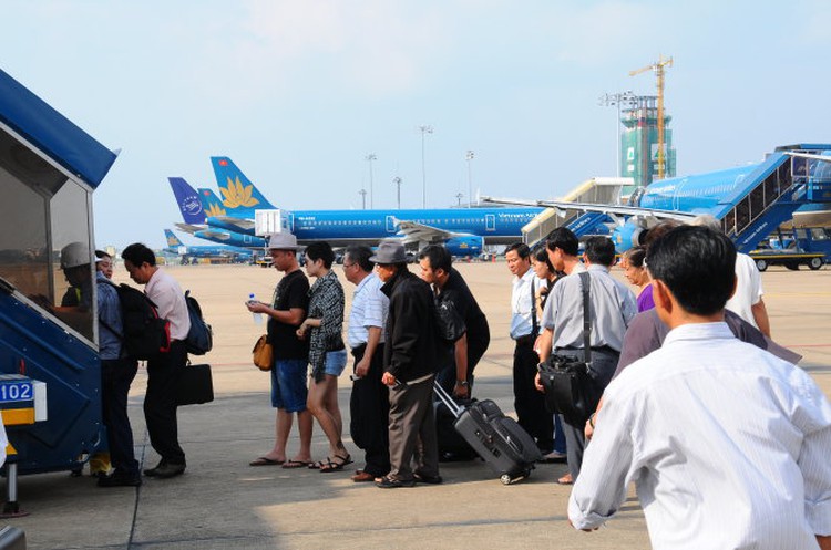 Transport minister prefers Vietnam Airlines to cut airfares given whopping revenue spike